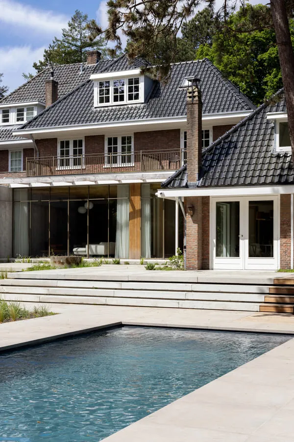 Goed onderhouden gevel en houtwerk van een woning