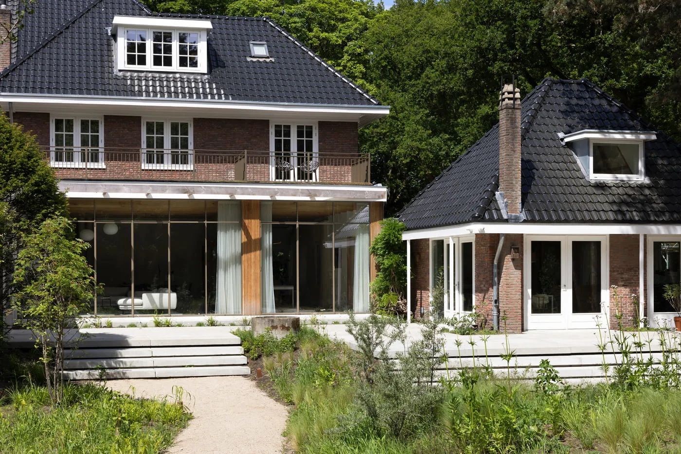 Door Keps Bouw totaalgerenoveerde jaren ’30 villa in Kennemerland, met glazen aanbouw en aangebouwde serre