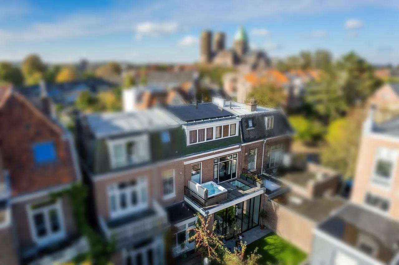 Herenhuis met glazen uitbouw