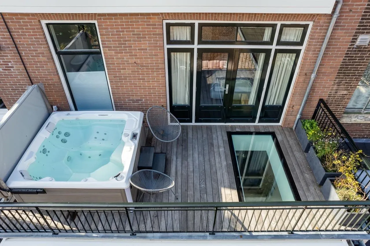 Nieuw dakterras met jacuzzi op een verbouwd herenhuis in Haarlem, van bovenaf