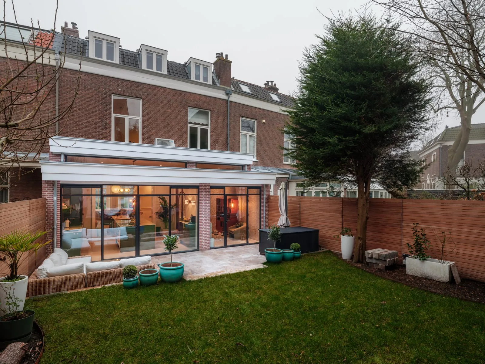 Uitbouw bij monumentaal herenhuis