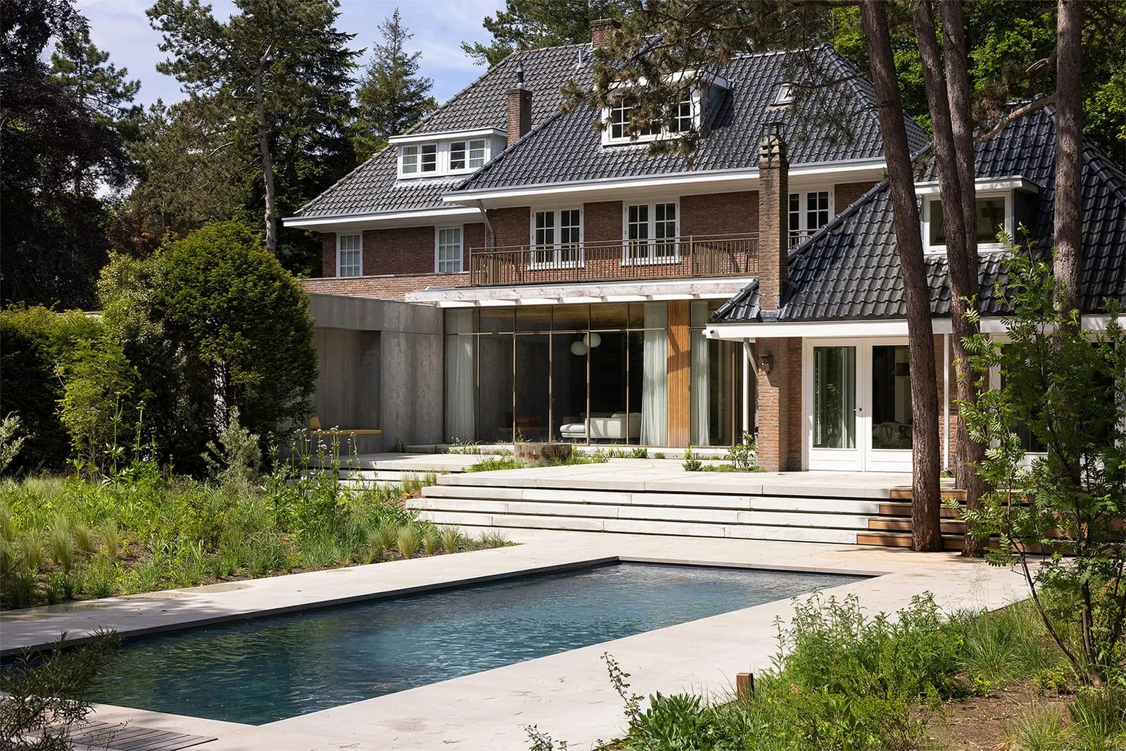 Villa met moderne aanbouw