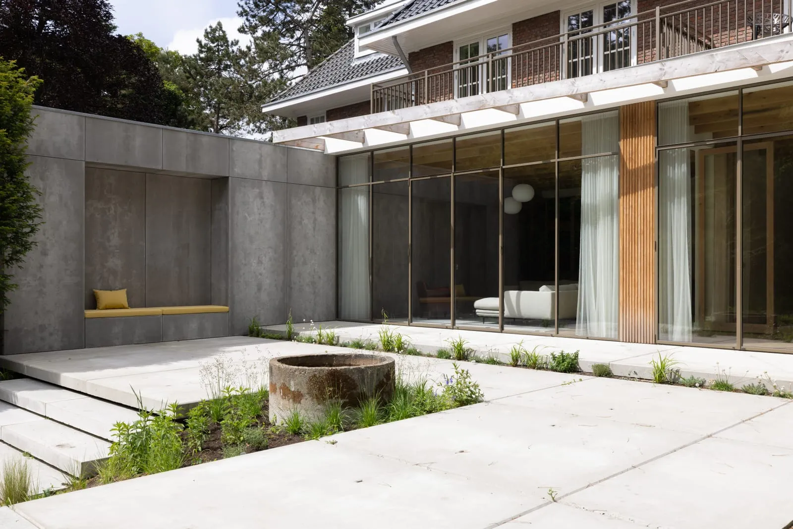 Villa met moderne aanbouw