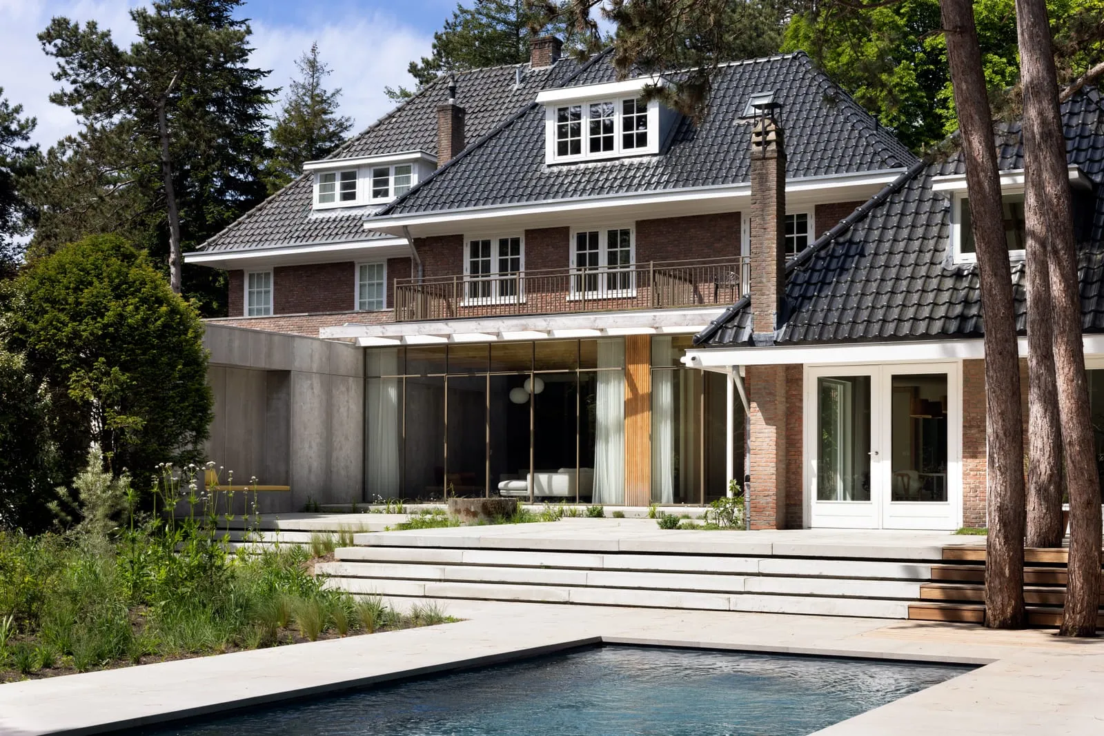 Villa met moderne aanbouw