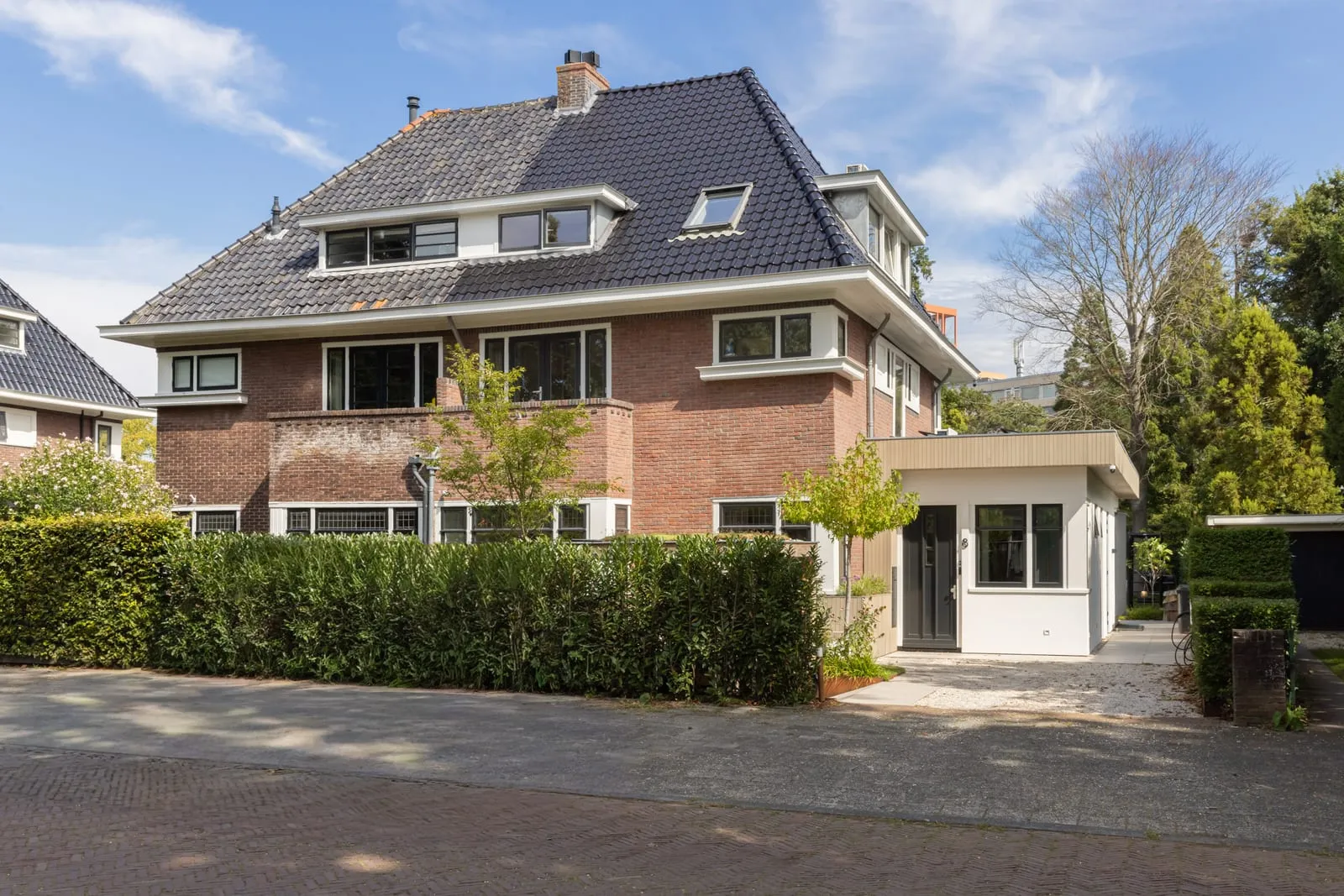 Jaren ’30 villa met strakke uitbouw
