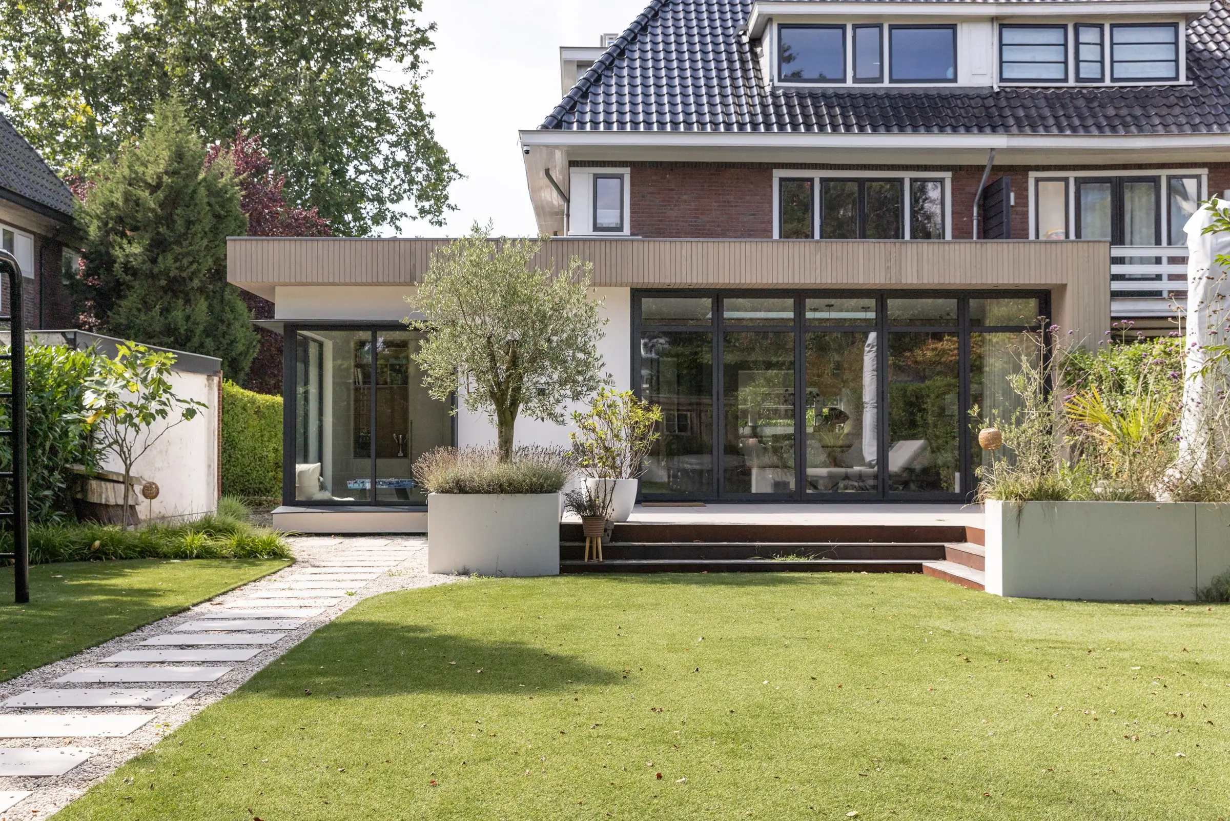 Door Keps Bouw totaalgerenoveerde jaren ’30 villa in Heemstede, met strakke uitbouw aan de tuinzijde