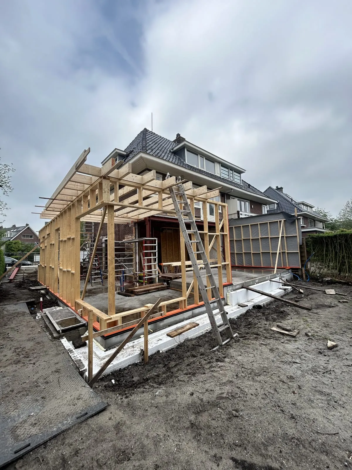 Tijdens de bouw: Jaren ’30 villa met strakke uitbouw
