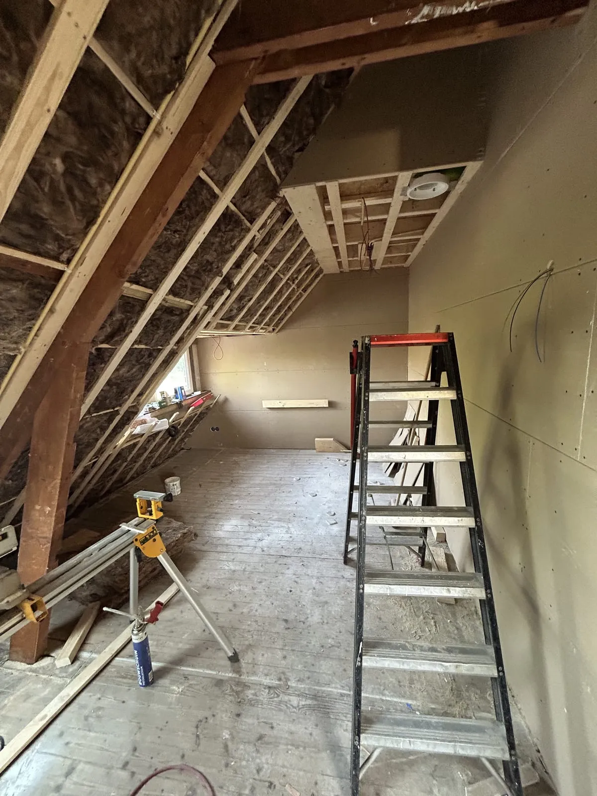 Tijdens de bouw: Jaren ’30 villa met strakke uitbouw