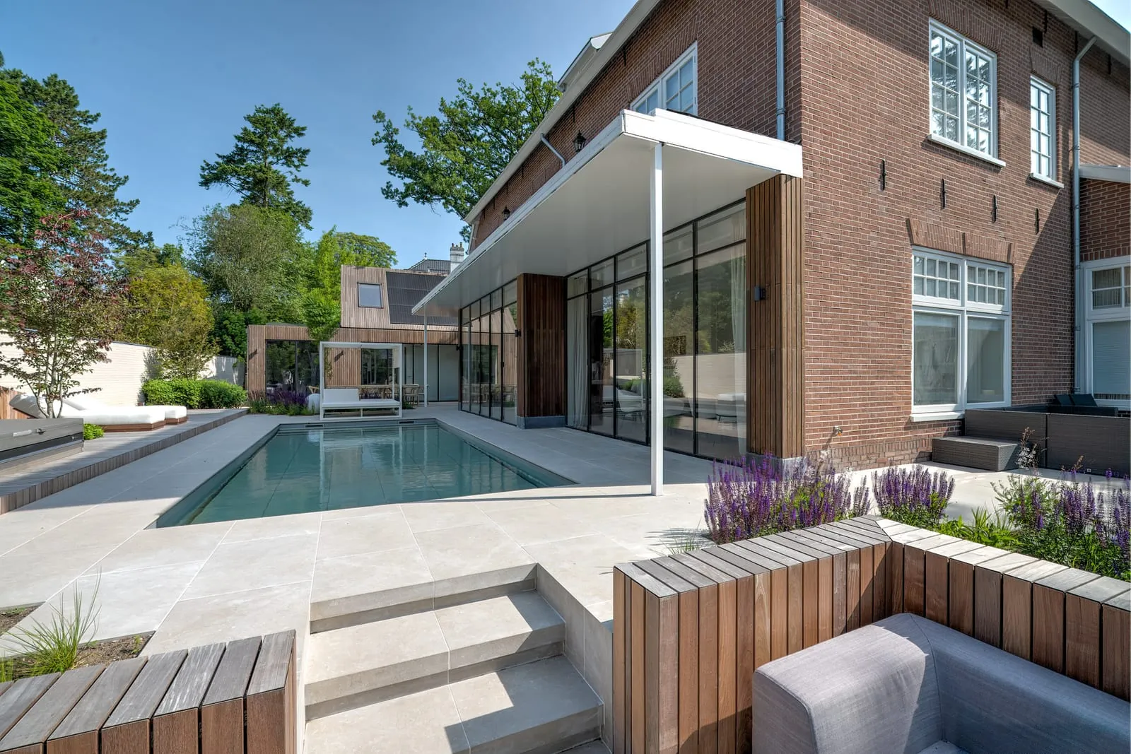 Villa met aanbouw en zwembad