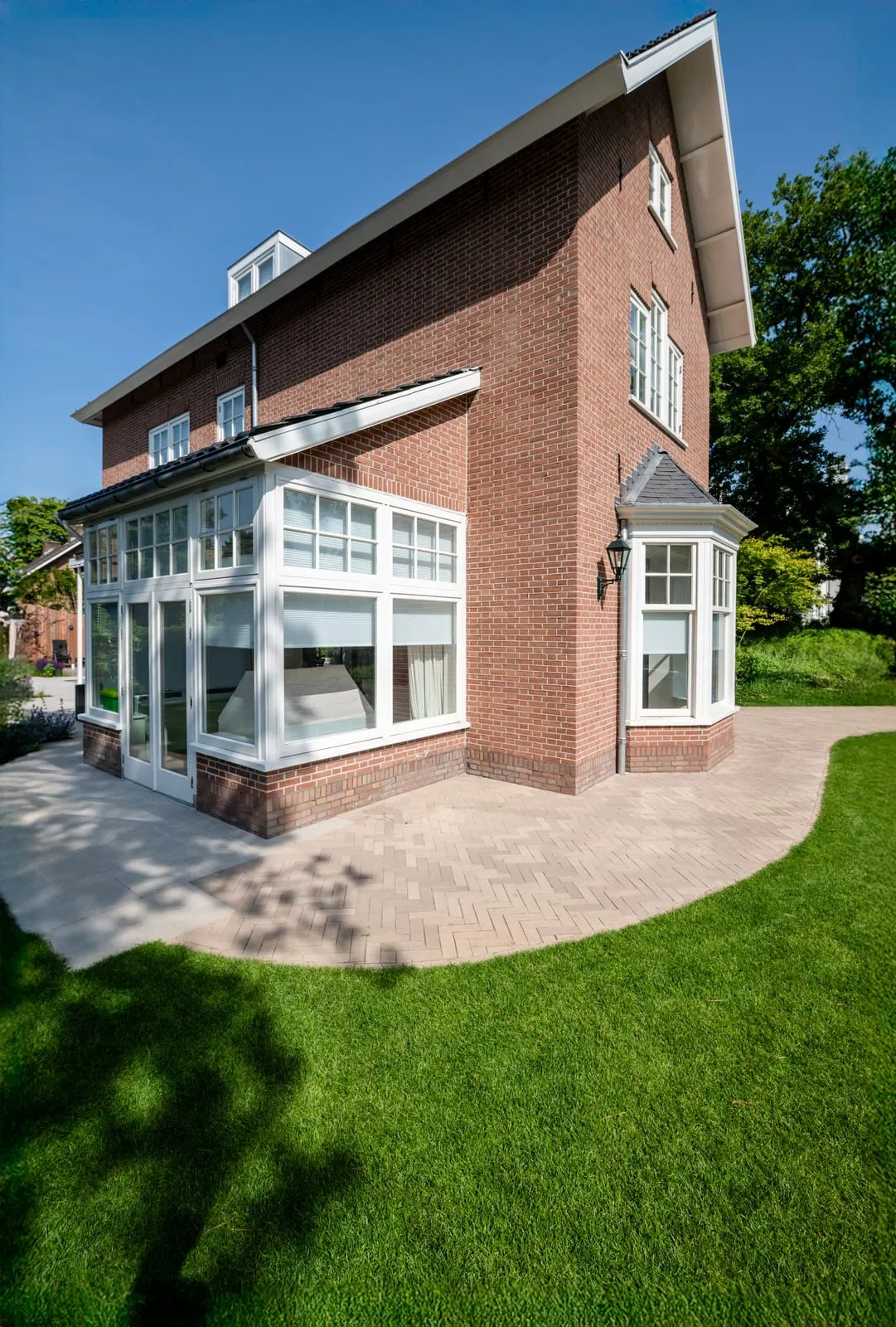 Villa met aanbouw en zwembad