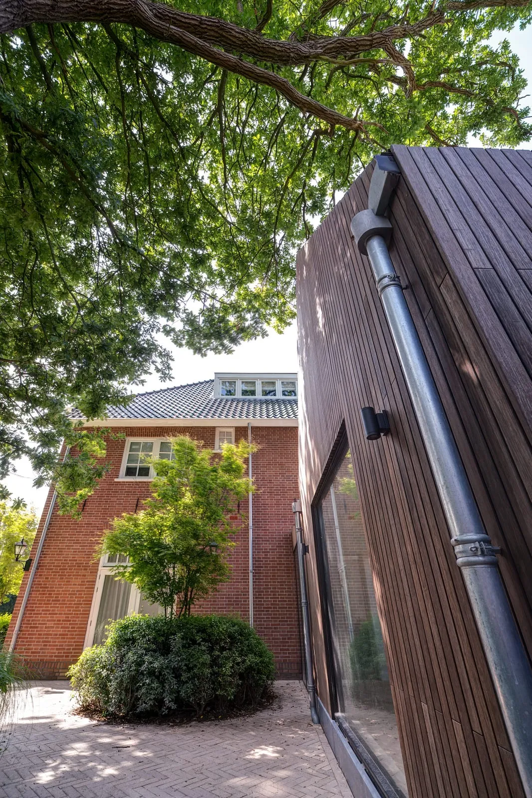 Villa met aanbouw en zwembad