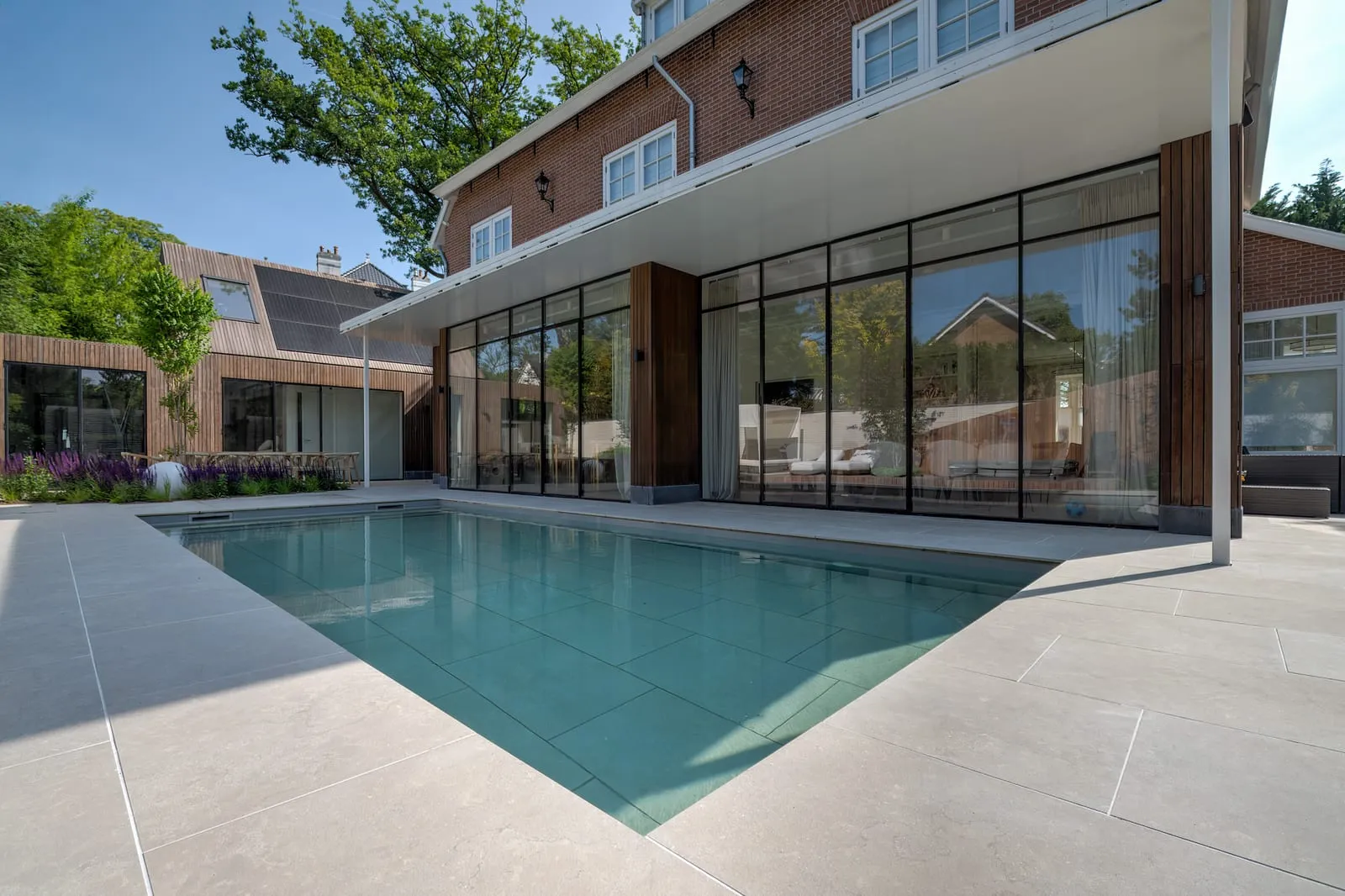 Villa met aanbouw en zwembad