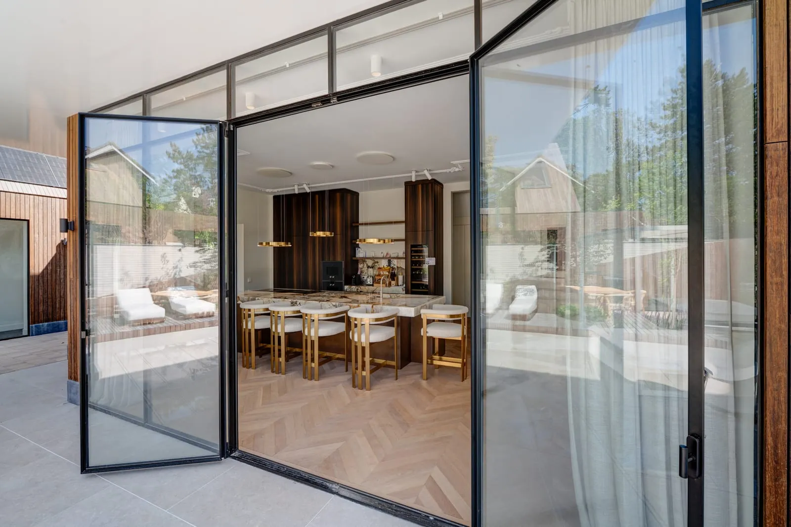 Villa met aanbouw en zwembad