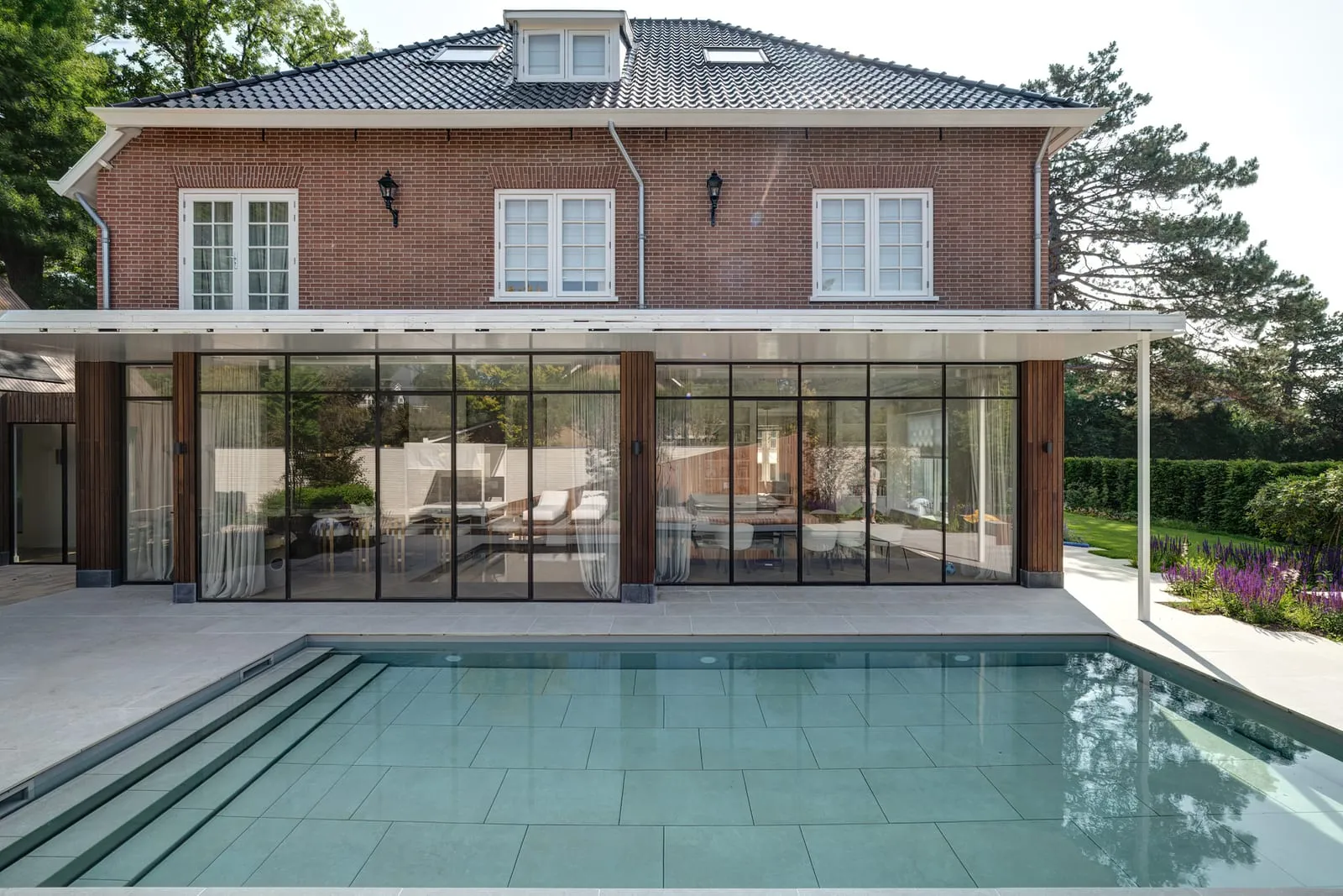 Villa met aanbouw en zwembad