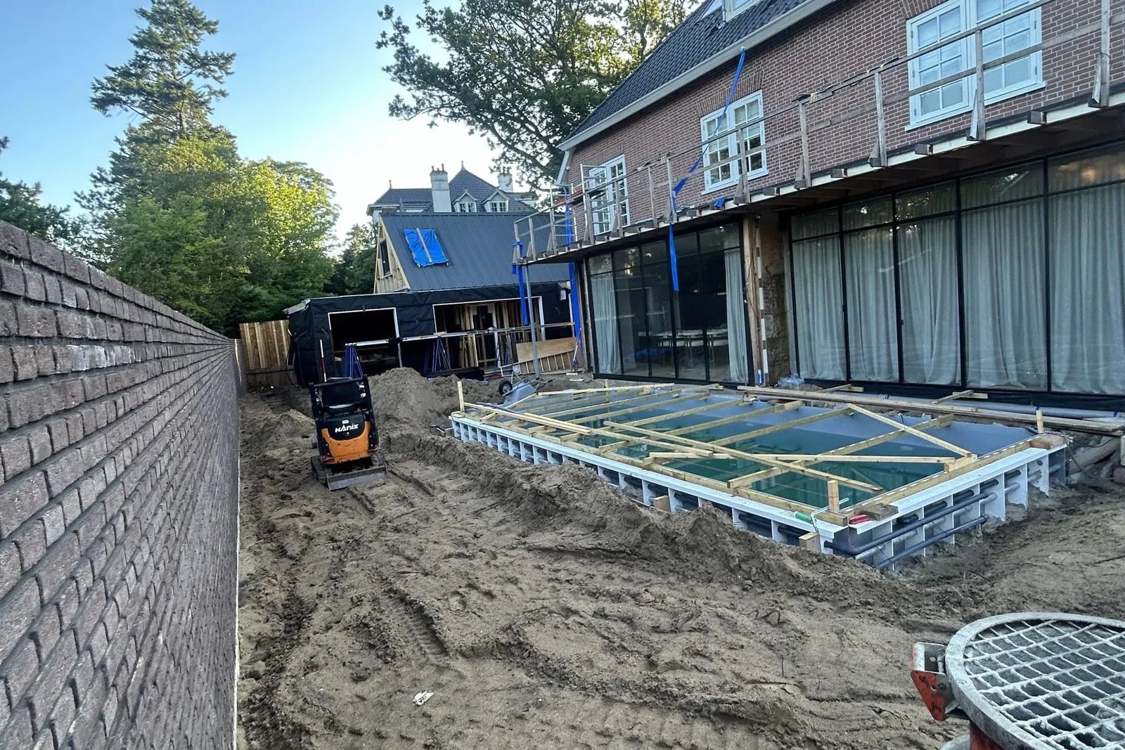 Voor: Villa met aanbouw en zwembad