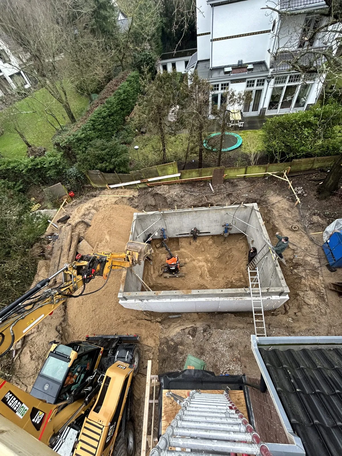 Tijdens de bouw: Villa met aanbouw en zwembad