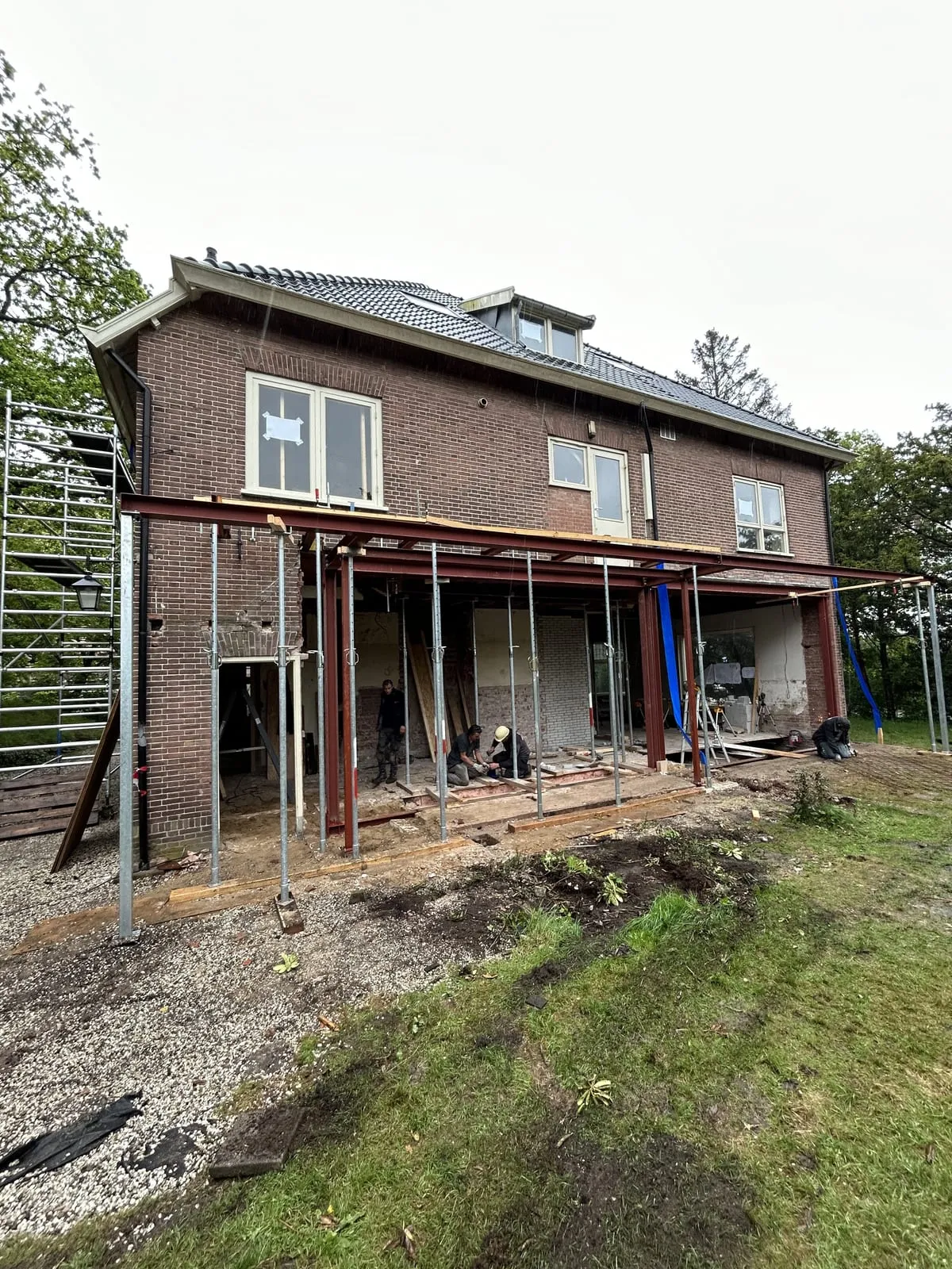 Tijdens de bouw: Villa met aanbouw en zwembad