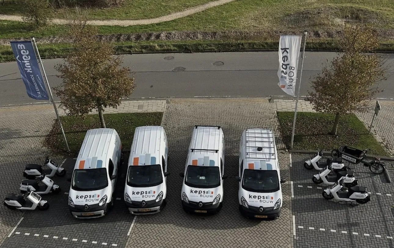Het elektrische wagenpark van Keps Bouw van bovenaf